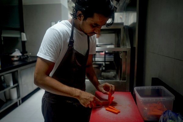 Quelles croisières offrent des ateliers de cuisine grecque avec des chefs locaux?